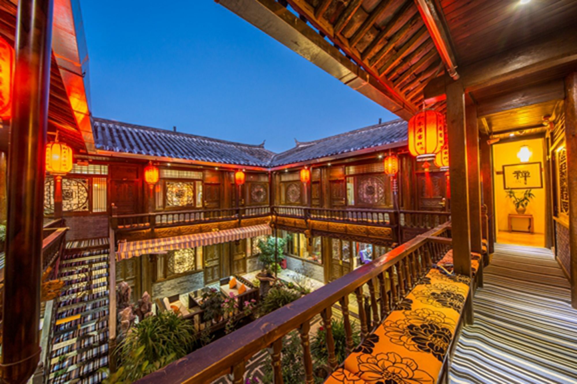 He Mu Ju Inn Zhongyi Branch 麗江市 エクステリア 写真